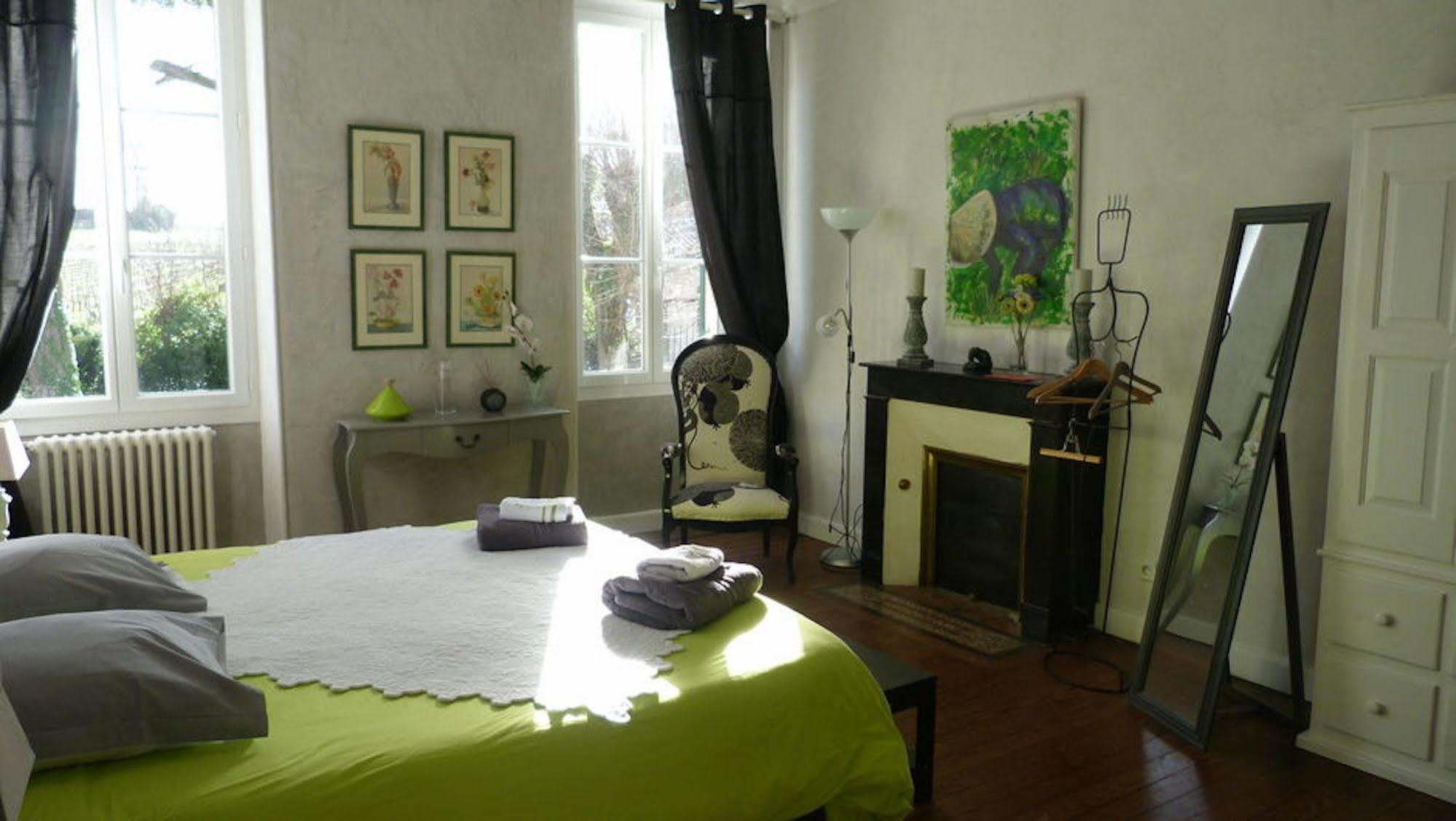 Domaine Des Deux Cedres Bed & Breakfast Gauriac Exterior photo